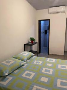 Giường trong phòng chung tại Casa á Beira da Praia