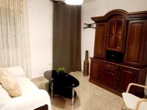 sala de estar con sofá y centro de entretenimiento en Casa Abuela Antonia, en Granada