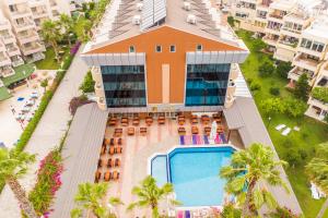 een luchtzicht op een gebouw met een zwembad bij Fame Beach Hotel in Kemer