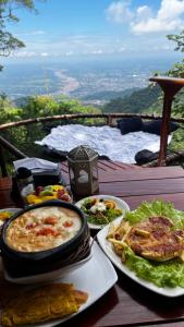 uma mesa coberta com pratos de comida numa mesa em Senderos Glamping em Villavicencio