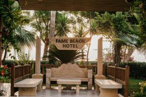 een bord waarop staat Rave Beach hotel met twee banken bij Fame Beach Hotel in Kemer