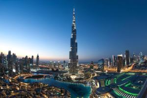 una rappresentazione dell'edificio piu' alto del mondo di Burj Khalifa di Partition Room With Window Near MOE Metro a Dubai