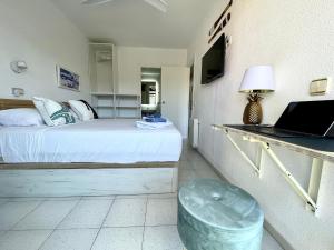 Televízia a/alebo spoločenská miestnosť v ubytovaní Apartemento piscina centro calella 3 min playa