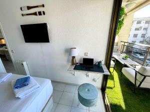 Televízia a/alebo spoločenská miestnosť v ubytovaní Apartemento piscina centro calella 3 min playa