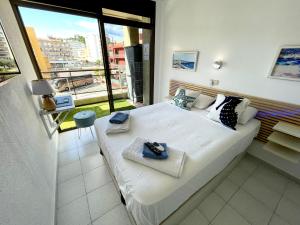 Posteľ alebo postele v izbe v ubytovaní Apartemento piscina centro calella 3 min playa