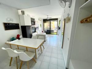 Kuchyňa alebo kuchynka v ubytovaní Apartemento piscina centro calella 3 min playa