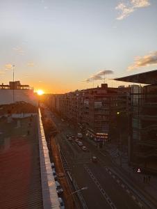- une vue sur la ville et le coucher du soleil dans l'établissement HOSTAL LA ESTACION TERRAZAS, à Madrid