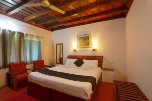 En eller flere senger på et rom på Bovera Orchards Coorg By Luxdens Hotels