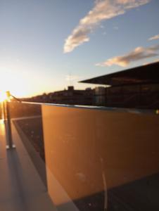 - une vue sur le coucher du soleil depuis la fenêtre du train dans l'établissement HOSTAL LA ESTACION TERRAZAS, à Madrid