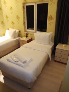 een hotelkamer met 2 bedden en een raam bij VANNA DELUXE TERMAL HOTEL SPA in Hamamözü