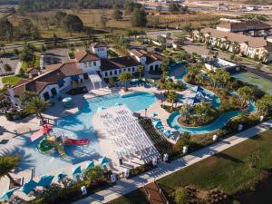 een luchtzicht op het zwembad van het resort bij Elegant 5 Bedroom Pool Home in Kissimmee