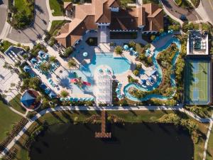 een luchtzicht op een resort met een zwembad bij Elegant 5 Bedroom Pool Home in Kissimmee