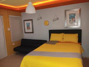 um quarto com uma cama amarela e uma cadeira em Villahouse3 em Vega Baja