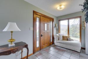 Ein Sitzbereich in der Unterkunft Jonesborough Home on 8 Acres with Mountain Views!