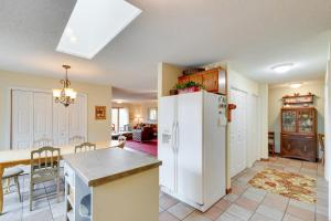 cocina y sala de estar con nevera blanca en Jonesborough Home on 8 Acres with Mountain Views!, en Jonesborough