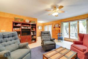 sala de estar con muebles y ventilador de techo en Jonesborough Home on 8 Acres with Mountain Views!, en Jonesborough