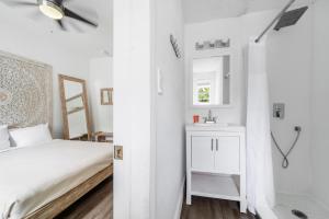 Rúm í herbergi á Treehouse Hotel