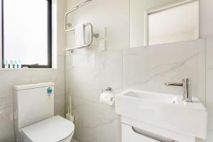Ένα μπάνιο στο Urban Glow Townhouse with parking +16 φωτογραφίες