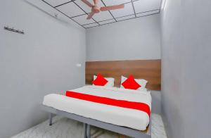 Voodi või voodid majutusasutuse Super OYO Flagship Skyry Hotels toas
