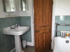 ein Badezimmer mit einem Waschbecken, einem WC und einer Badewanne in der Unterkunft Sandown, St Teath 3 bed sleeps 6 in Saint Teath