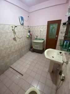 een badkamer met een toilet, een wastafel en een bad bij Dickwella Green Villa in Dikwella