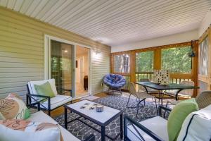 a screened in porch with a table and chairs at Mango Mountain House Pocono in Albrightsville