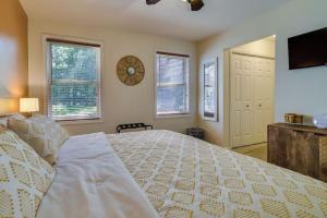 - une chambre avec un lit et une horloge murale dans l'établissement Mango Mountain House Pocono, à Albrightsville