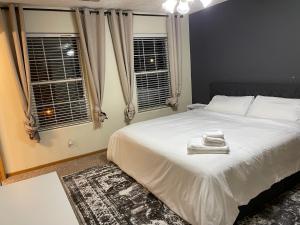 מיטה או מיטות בחדר ב-7Pines Retreat