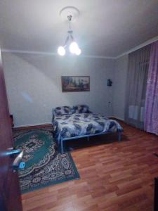 um quarto com uma cama e um tapete em Guest House Ed&Er em Argavand