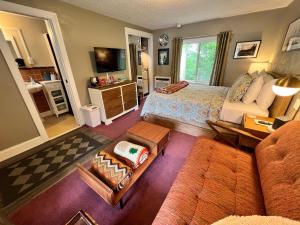 1 dormitorio grande con 1 cama y 1 sofá en Sherwood Court Cottages, en Eureka Springs