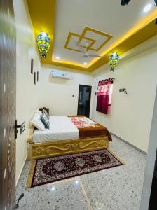 Tempat tidur dalam kamar di Chandra Haveli Boutique Homestay