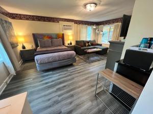 Posezení v ubytování Sherwood Court Cottages & Guest Rooms
