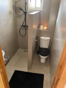 y baño pequeño con aseo y ducha. en Petit appartement 68m2 quartier Bourgogne en Casablanca