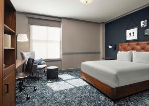 una camera d'albergo con letto e scrivania di Four Points by Sheraton San Jose Downtown a San Jose