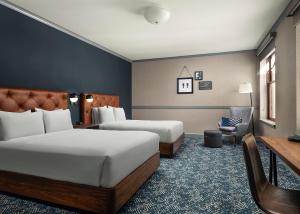 une chambre d'hôtel avec deux lits et une chaise dans l'établissement Four Points by Sheraton San Jose Downtown, à San José