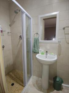 y baño con lavabo y ducha. en Droom Verlore, en Jeffreys Bay