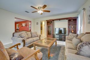 sala de estar con 2 sofás y TV en New Orleans Escape Near Theme Parks and Downtown! en Nueva Orleans