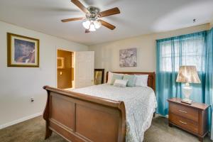 una camera con letto e ventilatore a soffitto di New Orleans Escape Near Theme Parks and Downtown! a New Orleans