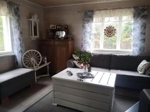 een woonkamer met een bank en een salontafel bij Kamchanod Resort Haukipudas Oulu in Oulu
