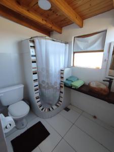 Ένα μπάνιο στο Alojamientos CUYEN para 2 o 3 personas Playa Quequen y El Faro