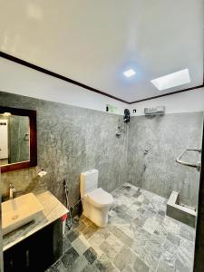 łazienka z toaletą i umywalką w obiekcie EdenHaven Cottage w mieście Udawalawe