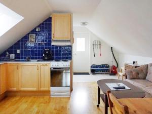 uma cozinha e uma sala de estar com um sofá em Holiday home VISBY III em Visby