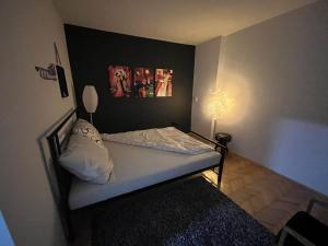 una piccola camera con letto e lampada di Bubingaa a Kruševac