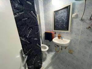 un bagno con un water e un lavandino di Bubingaa a Kruševac