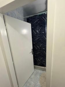 Łazienka z białymi drzwiami i czarną ścianą w obiekcie Bubingaa w mieście Kruševac