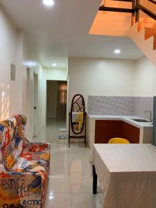 ein Wohnzimmer mit einem Sofa und einem Tisch in der Unterkunft Duran Pool & Guesthouse in Sison