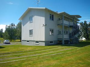 budynek z krzyżem na górze w obiekcie Exklusiv flat with office 25 min from Östersund 