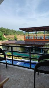ein Gebäude mit einem Pool auf einer Terrasse in der Unterkunft Duran Pool & Guesthouse in Sison
