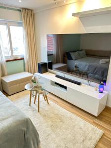 ein Schlafzimmer mit einem Bett und einem großen Spiegel in der Unterkunft Lisbon Luxury Studio in Amadora