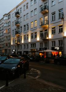 een auto geparkeerd voor een groot gebouw bij City Garage Apartment - Lwowska 9 in Warschau